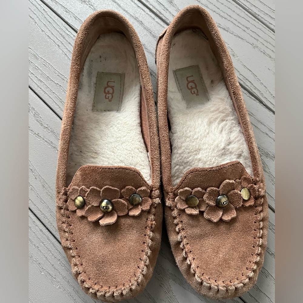 UGG -W Lizzy Poppy loafer/moccasin in tan suede. Rubber sole. Used. Size 7